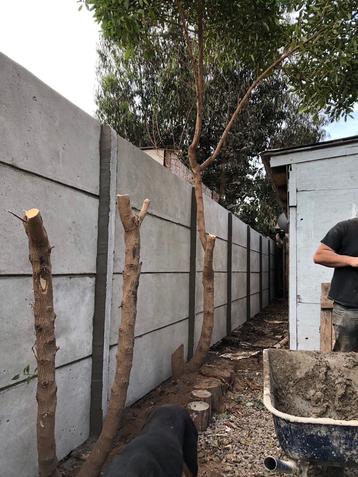 Pandereta de cemento u hormigón instalada en un terreno