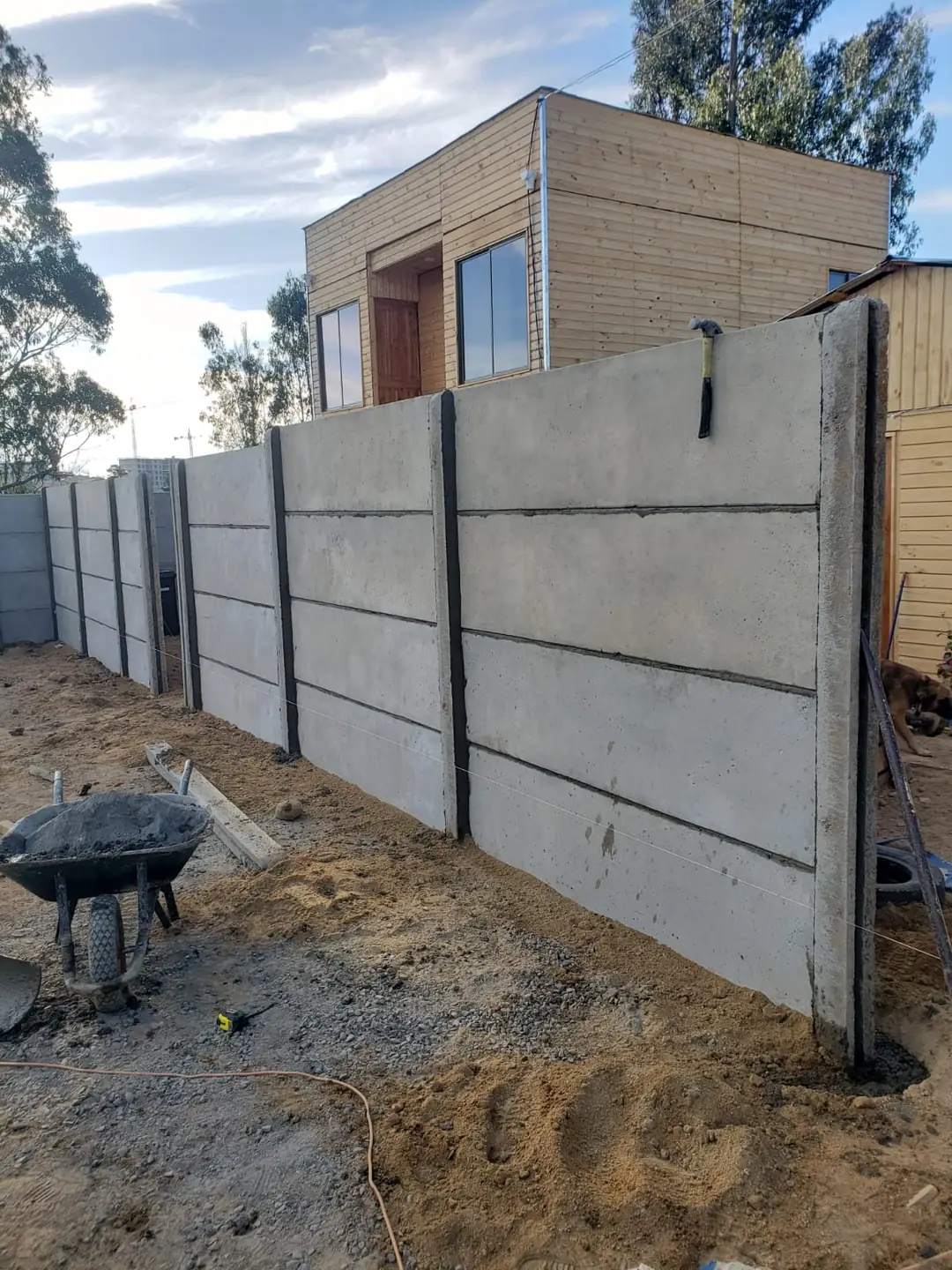 Pandereta de hormigón en proceso de instalación