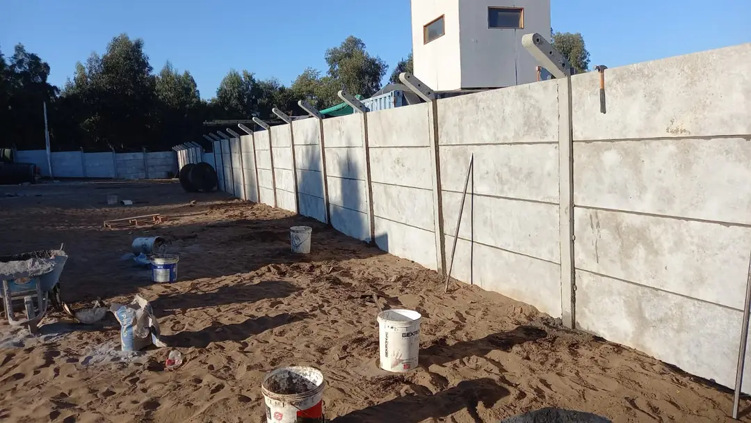 Cierre de hormigón liso con pilares preparados para seguridad